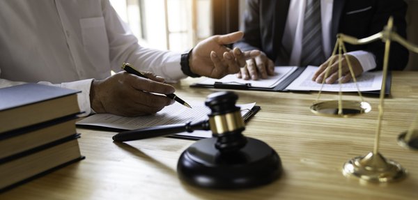 Quelle forme doivent prendre les statuts ?